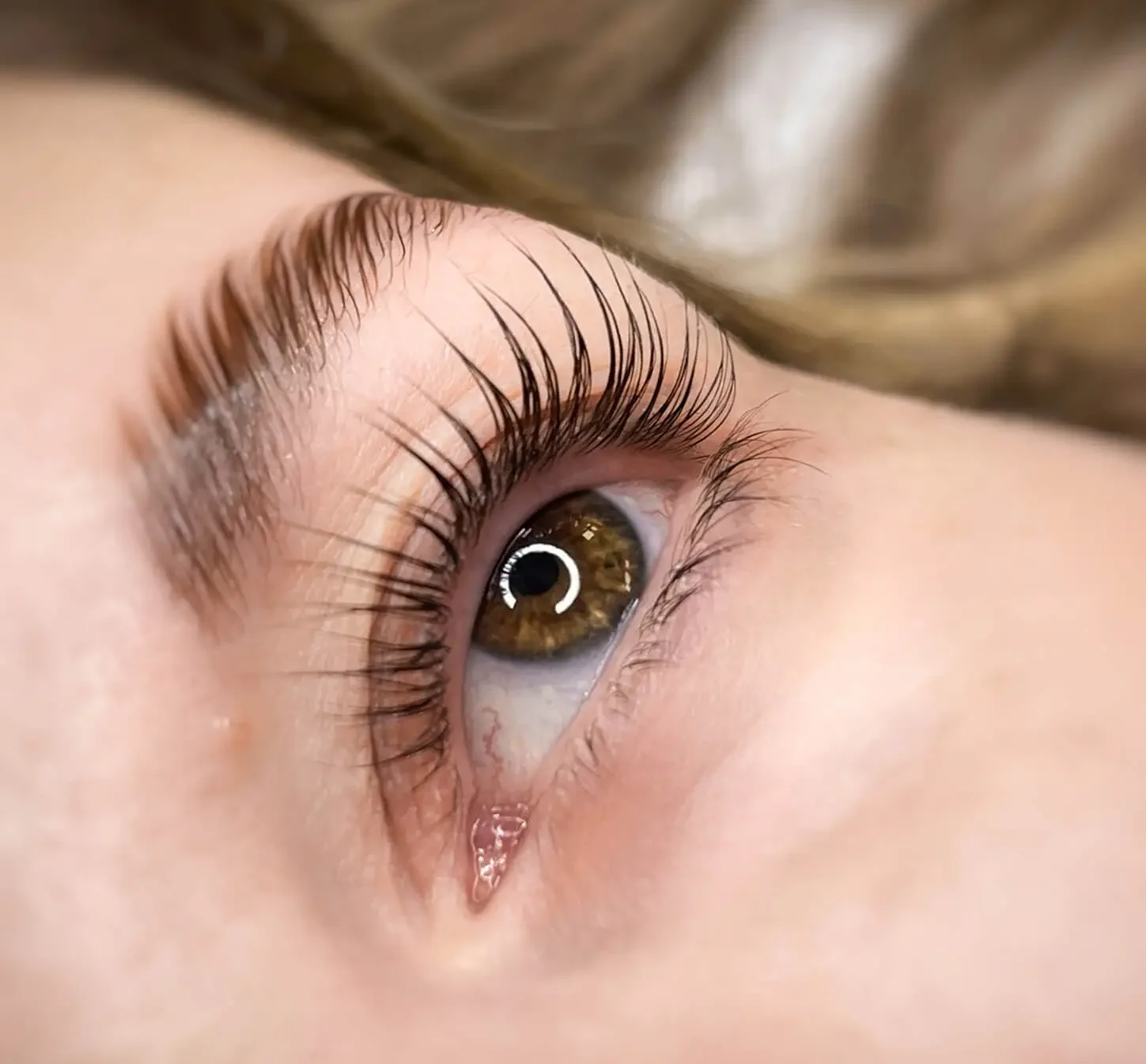 Avant et apres le rehaussement de cils beauty art pro