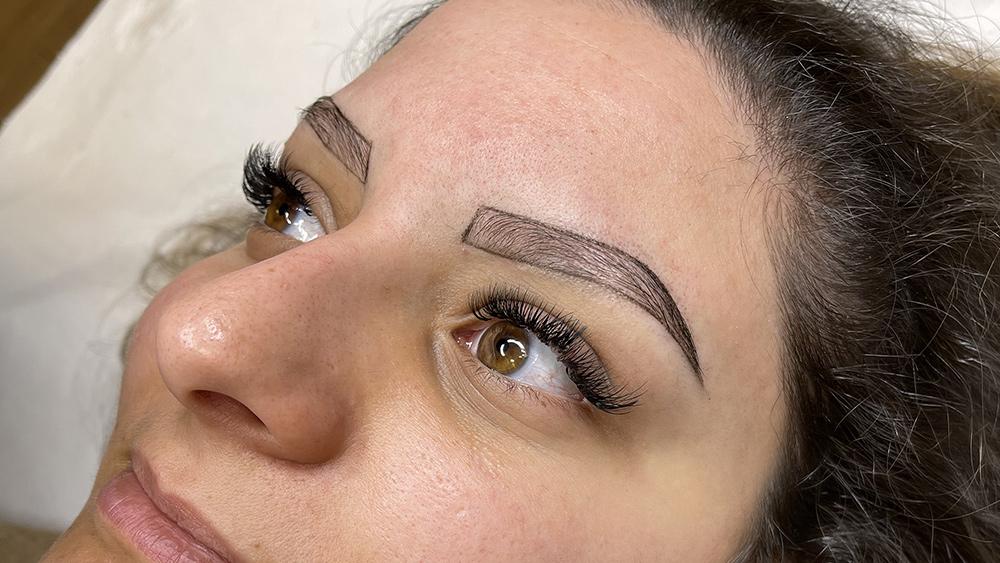 Tendance des sourcils ombrés : une apparence naturelle et définie
